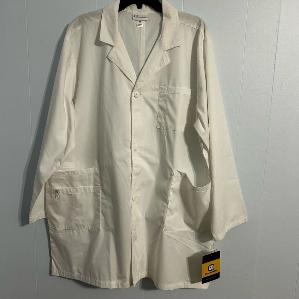 White Lab Coat size 2xl Wonder wink. Unisex.‎ Button up.
